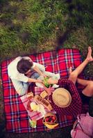 bovenaanzicht van paar genieten van picknicktijd foto