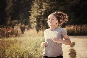 vrouw joggen langs een landweg foto