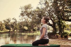 vrouw die mediteert en yogaoefening doet foto