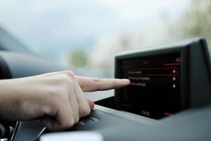 Mens gebruik makend van auto navigatie foto