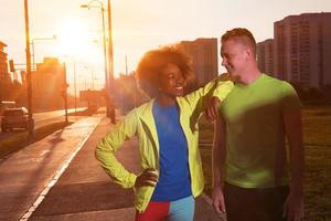 portret van een romantisch mooi stel op fitnesssessie, buiten de stadsachtergrond foto