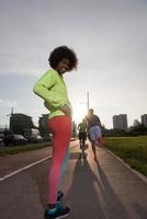 portret van sportieve jonge Afro-Amerikaanse vrouw die buiten loopt foto