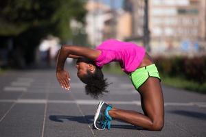 sportief jong Afrikaanse Amerikaans vrouw uitrekken buitenshuis foto