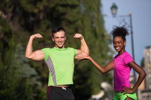 portret van jong multi-etnisch jogging paar klaar naar rennen foto