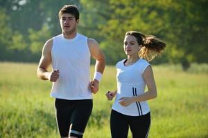 jong stel joggen in de ochtend foto