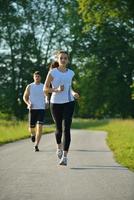 jong stel joggen foto