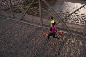 jong multi-etnisch paar jogging in de stad foto