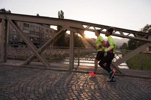 jong multi-etnisch paar jogging in de stad foto