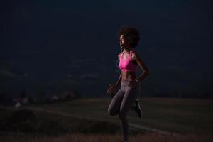 jong Afrikaanse Amerikaans vrouw jogging in natuur foto