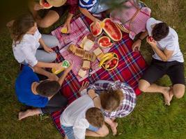 bovenaanzicht van groepsvrienden die genieten van picknicktijd foto