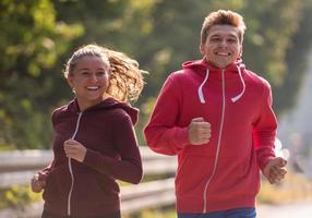 jong stel joggen langs een landweg foto