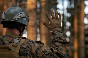 officier is tonen tactisch hand- signalen foto