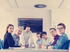 zakelijk team tijdens een vergadering in een modern kantoorgebouw foto
