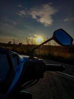 mooi zonsondergang Aan straat visie van motorfiets 2 foto