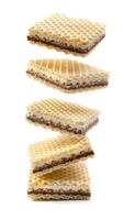 zwevend wafels zijn geïsoleerd Aan een wit achtergrond. heerlijk knapperig wafels. foto