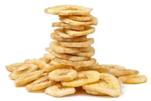een stack van banaan chips staat Aan een bundel van chips. foto