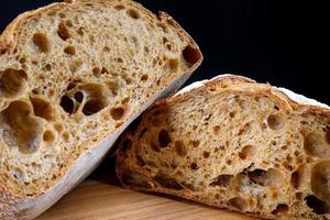 gesneden brood close-up. kunst brood. zuurdesembrood. foto
