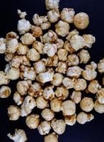 popcorn achtergrond. popcorn oppervlak. popcorn in karamel glazuur. foto
