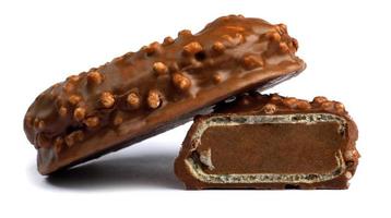 snoepgoed met knapperig wafels in chocola zijn geïsoleerd Aan een wit achtergrond. foto