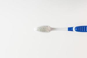 een tandenborstel Aan wit achtergrond dichtbij omhoog afbeelding. foto