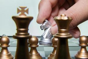 goud en zilver schaken aan boord close-up afbeelding abstracte achtergrond. foto