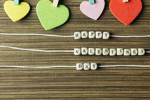 een afbeelding van een tekst met houten kubussen voor Valentijnsdag-inhoud. foto