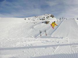 gelukkige jonge man veel plezier in de winter op de bergtop foto