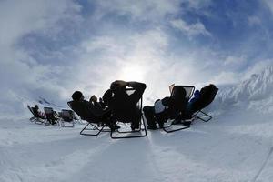 mensen groep Aan sneeuw Bij winter seizoen foto