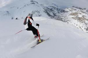 skiën op verse sneeuw in het winterseizoen op een mooie zonnige dag foto