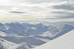 panoramisch uitzicht op de winterbergen foto