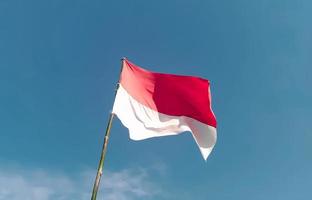 Indonesisch vlag met een bamboe pool vliegend hoog in de lucht. Indonesisch onafhankelijkheid dag augustus 17e foto