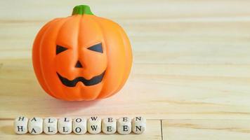 jack o lantern speelgoed op houten tafel voor vakantie-inhoud. foto