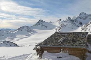 panoramisch uitzicht op de winterbergen foto