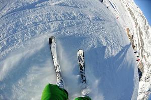 skiën op verse sneeuw in het winterseizoen op een mooie zonnige dag foto