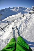 skiën op verse sneeuw in het winterseizoen op een mooie zonnige dag foto