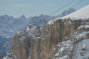 winter landschap met stoeltjeslift cabine foto