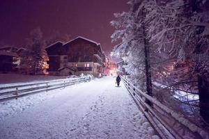 besneeuwd straten van de alpine berg dorp foto