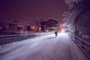 besneeuwd straten van de alpine berg dorp foto