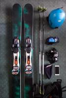 bovenaanzicht van ski-accessoires foto
