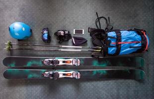 bovenaanzicht van ski-accessoires foto
