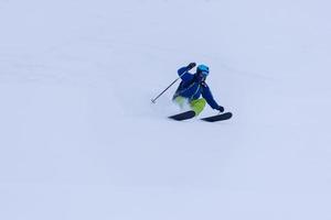 freeride skiër skiën bergafwaarts foto