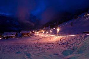 berg dorp in Alpen Bij nacht foto