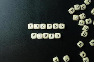 corona virus houten kubus op zwarte achtergrond voor medische inhoud.