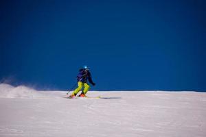skiër die plezier heeft tijdens het bergaf rennen foto