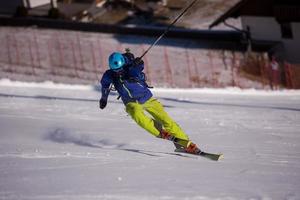 skiër die plezier heeft tijdens het bergaf rennen foto