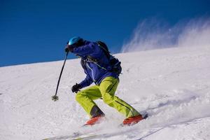 skiër die plezier heeft tijdens het bergaf rennen foto