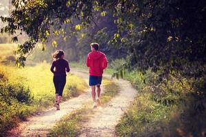 jong stel joggen langs een landweg foto