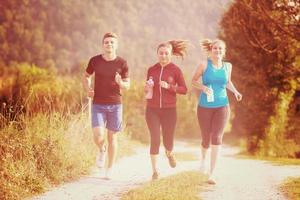jongeren joggen op landweg foto