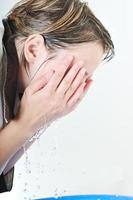 gezicht wassen vrouw foto
