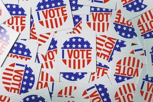 de sticker ik stem op een houten tafel voor de voorspelling van de verkiezing van 2020 in de VS. foto